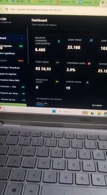 Quadro do vídeo: o CRM montado com a Naia aberto na tela do notebook do membro.