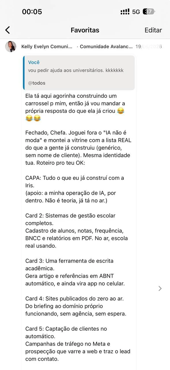 Print do WhatsApp: Kelly Evelyn conta que a Naia dela estava montando um carrossel naquele momento e manda o roteiro pronto que a agente escreveu, com capa e cinco cards sobre sistemas de gestão escolar, escrita acadêmica, sites publicados e captação de clientes.