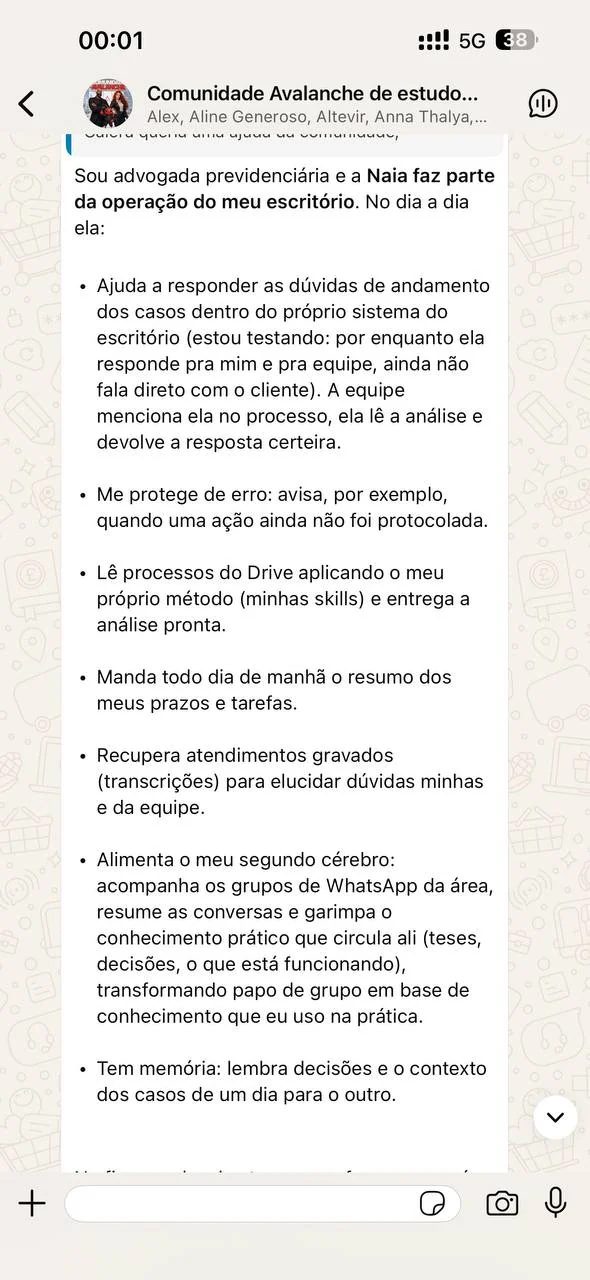 Print do WhatsApp: uma advogada previdenciária conta que a Naia faz parte da operação do escritório, respondendo dúvidas de andamento dos casos, avisando quando uma ação ainda não foi protocolada, lendo processos do Drive com o método dela, mandando o resumo dos prazos toda manhã e guardando o contexto de um dia para o outro.